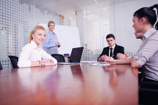 Grupo de jovens empresários felizes em uma reunião no escritório