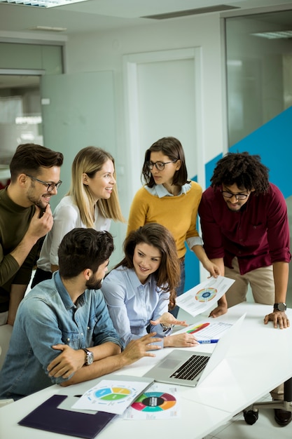 Foto grupo de jovens empresários multiétnico trabalhando e se comunicando em conjunto no escritório criativo