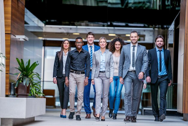 grupo de jovens empresários multiétnicos andando em pé e vista superior