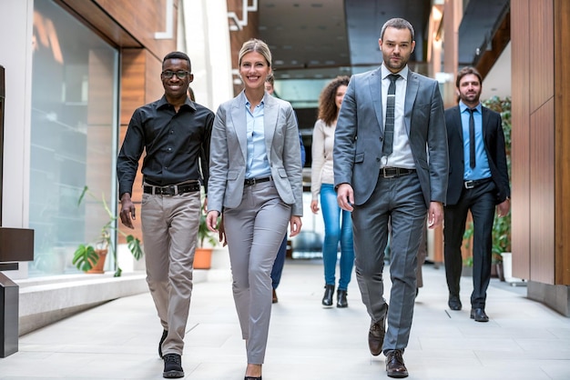 grupo de jovens empresários multiétnicos andando em pé e vista superior