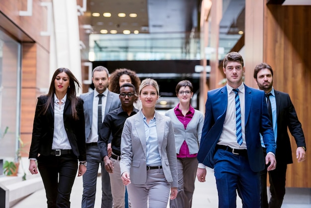 grupo de jovens empresários multiétnicos andando em pé e vista superior