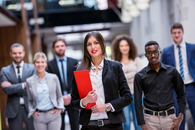 grupo de jovens empresários multiétnicos andando em pé e vista superior