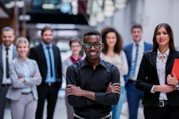 grupo de jovens empresários multiétnicos andando em pé e vista superior