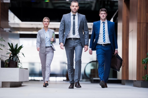 Foto grupo de jovens empresários multiétnicos andando em pé e vista superior