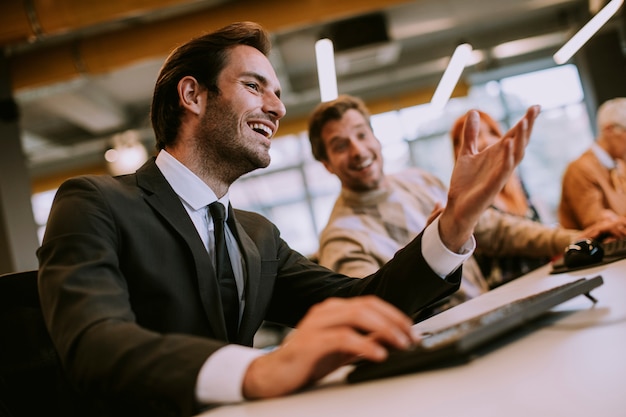 Grupo de jovens empresários no escritório moderno