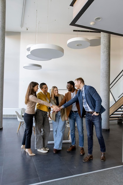 Grupo de jovens empresários positivos juntos no escritório