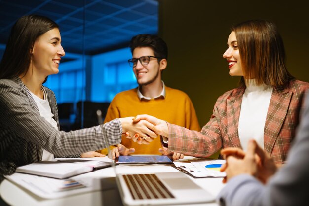 Foto grupo de jovens empresários que trabalham juntos num escritório criativo análise de planeamento colaborar