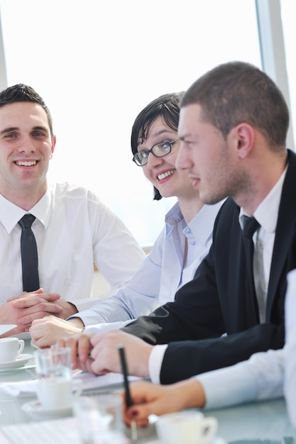 grupo de jovens empresários se reúnem na sala de conferências e discutem sobre novos planos de ideias e problemas