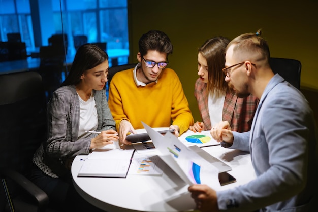 Grupo de jovens empresários trabalhando juntos na análise de planejamento de escritório criativo colaboram