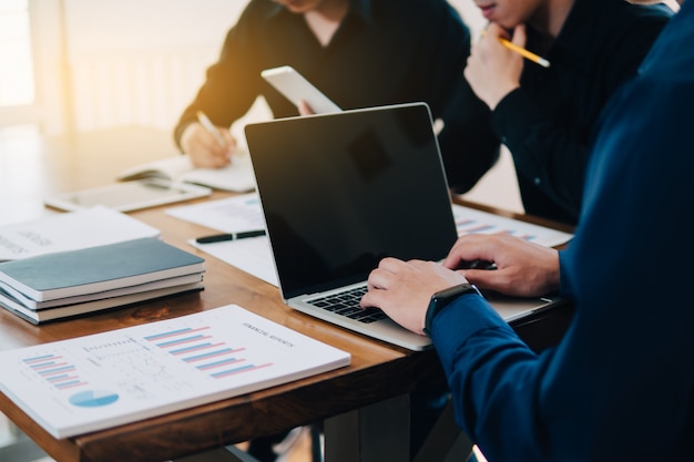 Foto grupo de jovens empresários trabalhando no escritório