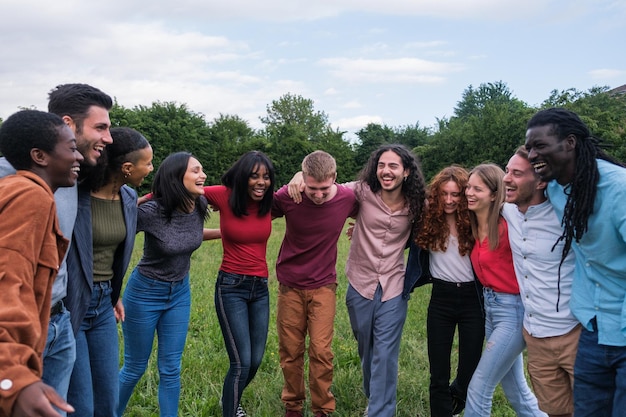 Grupo de jovens estilo de vida com diferentes culturas se divertindo juntos no parque