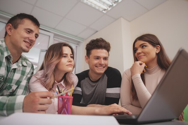 Grupo de jovens estudando juntos na sala de aula da faculdade