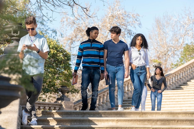 Grupo de jovens estudantes andando em algumas escadas