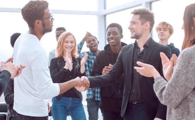 Foto grupo de jovens felizes aplaudindo seus líderes