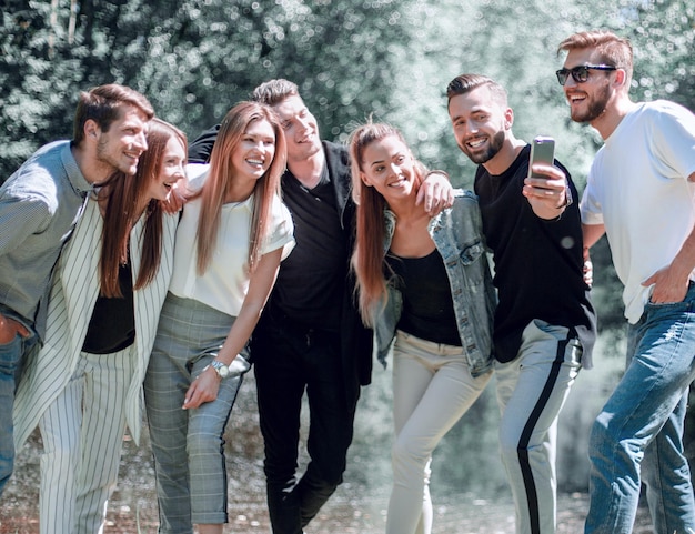 Grupo de jovens felizes apontando para você