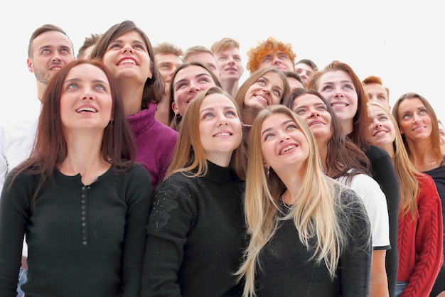 Grupo de jovens felizes olhando para cima