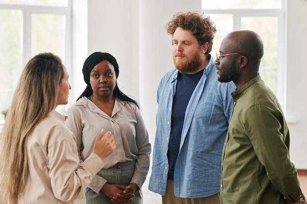 Grupo de jovens interraciais frequentando curso de ajuda psicológica