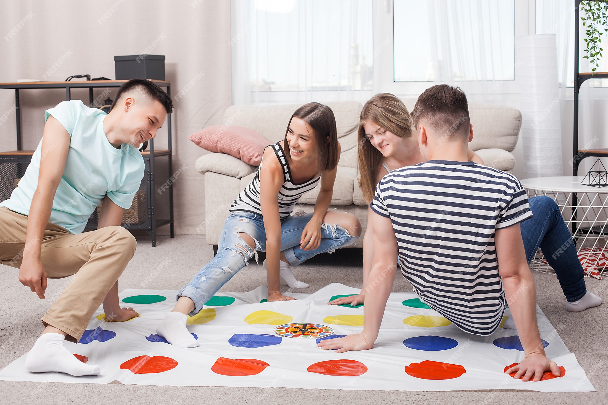 Grupo de amigos alegres se divertindo enquanto assiste a jogos