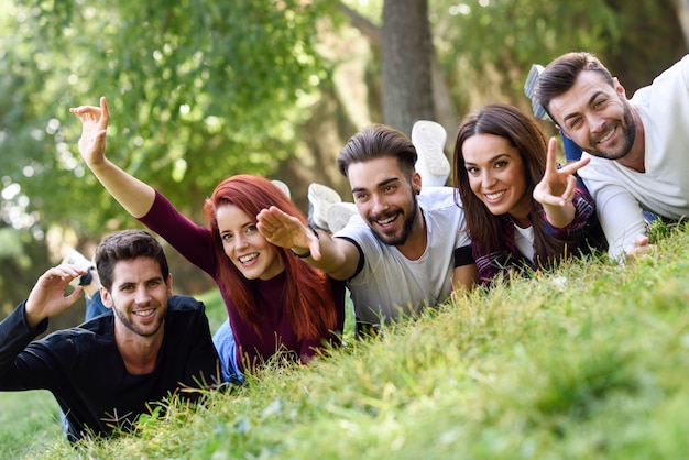 Grupo de jovens juntos ao ar livre em fundo urbano