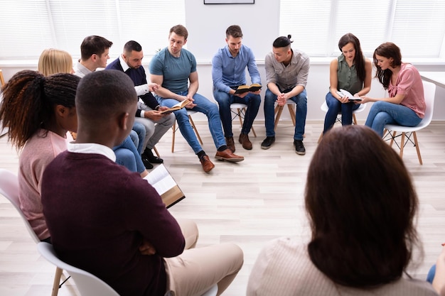 Grupo de jovens lendo a Bíblia juntos