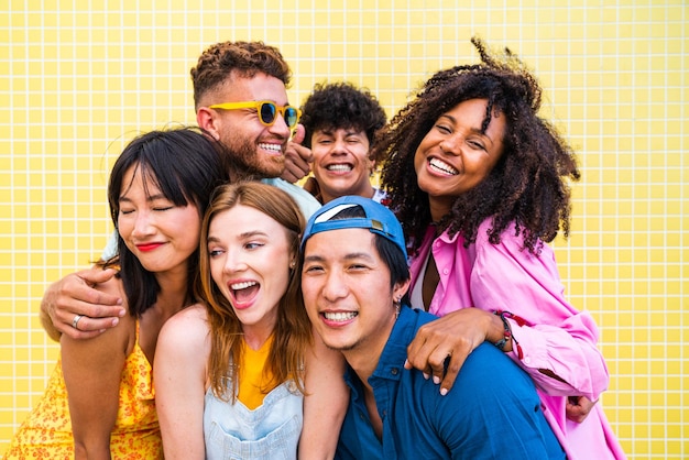 Foto grupo de jovens melhores amigos se unindo ao ar livre