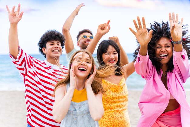 Grupo de jovens melhores amigos se unindo ao ar livre