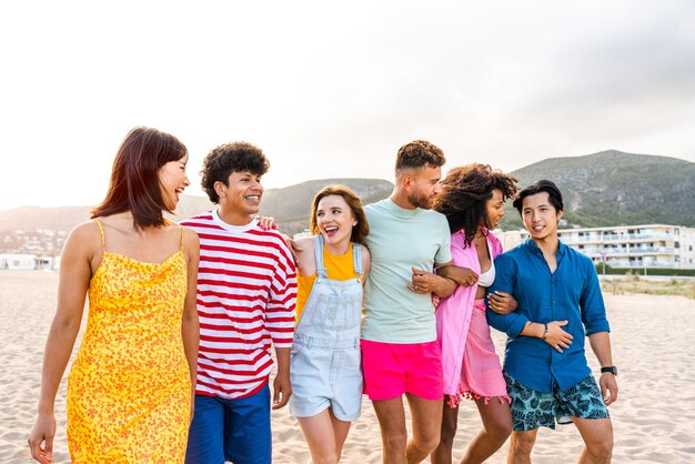 Grupo de jovens melhores amigos se unindo ao ar livre