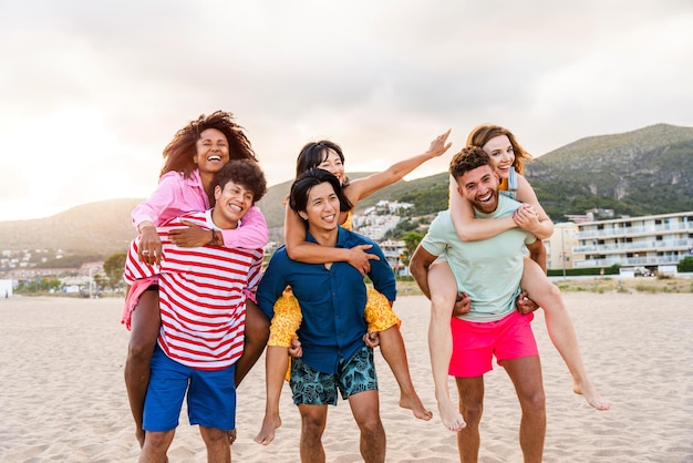 Grupo de jovens melhores amigos se unindo ao ar livre