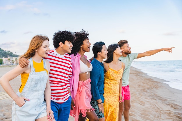 Grupo de jovens melhores amigos se unindo ao ar livre