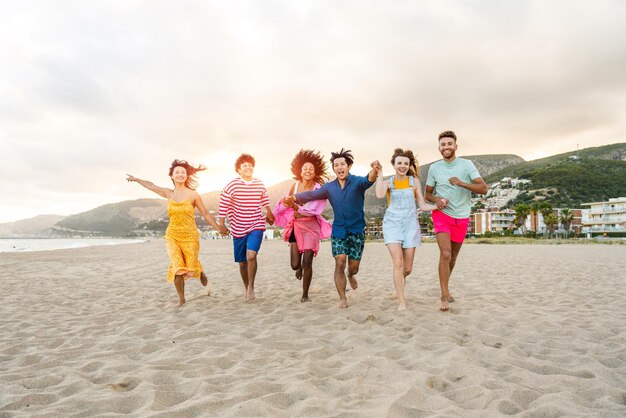 Grupo de jovens melhores amigos se unindo ao ar livre