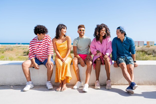 Grupo de jovens melhores amigos se unindo ao ar livre