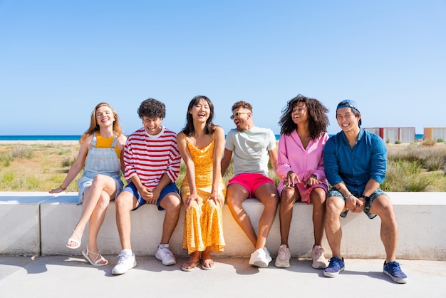 Grupo de jovens melhores amigos se unindo ao ar livre