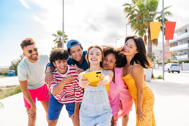 Grupo de jovens melhores amigos se unindo ao ar livre