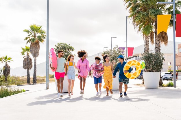 Grupo de jovens melhores amigos se unindo ao ar livre