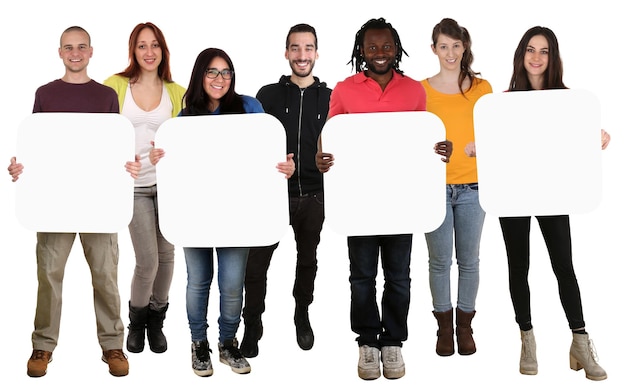 Foto grupo de jovens multiétnicos segurando copyspace para quatro letras ou texto