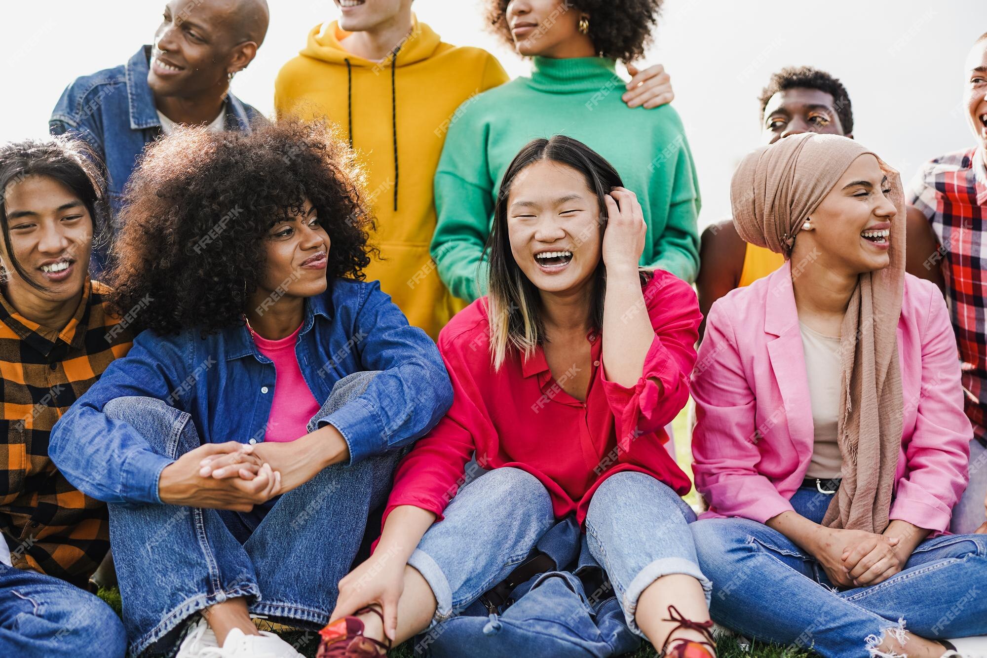 Grupo De Amigos Multirraciais Que Têm O Divertimento No Parque Do