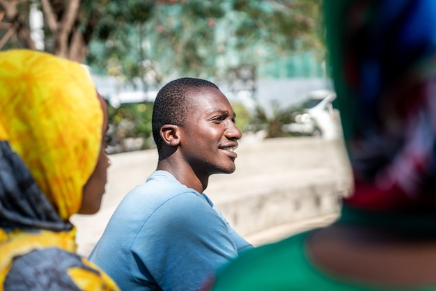 Grupo de jovens negros africanos juntos