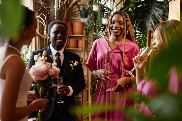 Grupo de jovens negros celebrando casamento