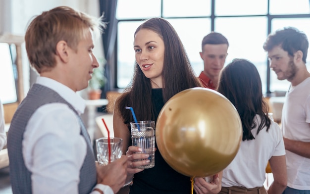 Grupo de jovens se comunica em uma festa.