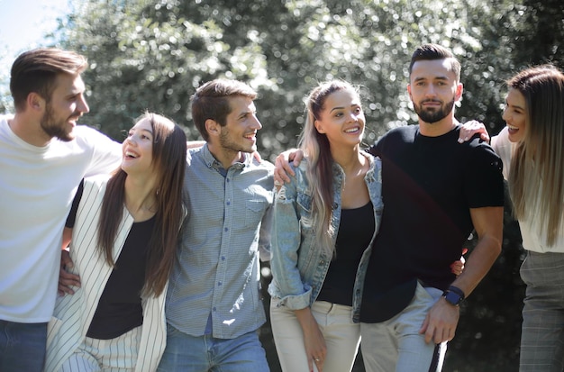 Grupo de jovens se diverte em sua construção de time de tempo livre