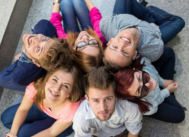 Grupo de jovens sentado no chão dentro