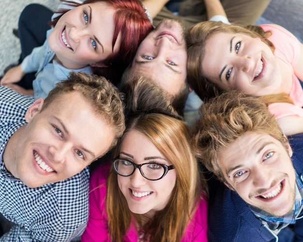 Grupo de jovens sentado no chão dentro