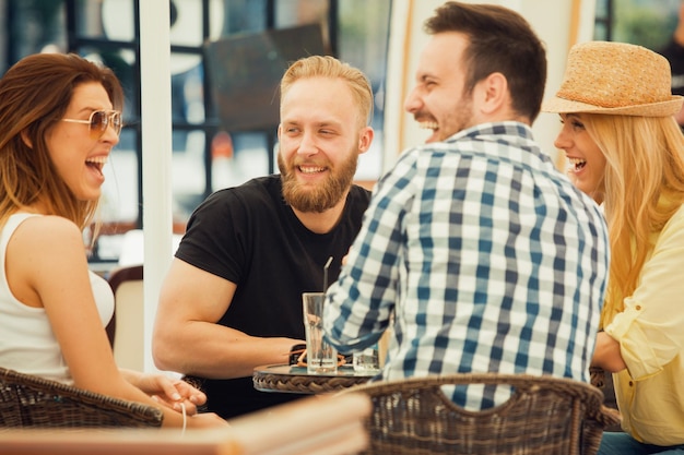 Grupo de jovens sentados em um café