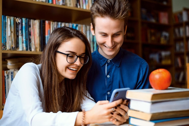 Grupo de jovens sentados na biblioteca