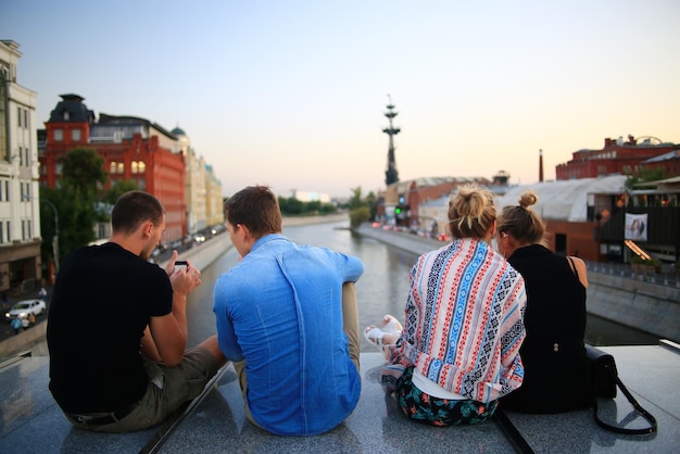 grupo de jovens sentados relaxando na cidade industrial