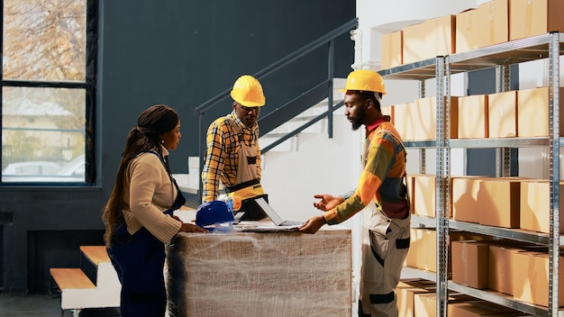 Grupo de jovens trabalhadores colocando produtos em caixas, trabalhando na produção e expedição no depósito. Colegas verificando pedidos antes do envio, fazendo controle de qualidade no armazém.