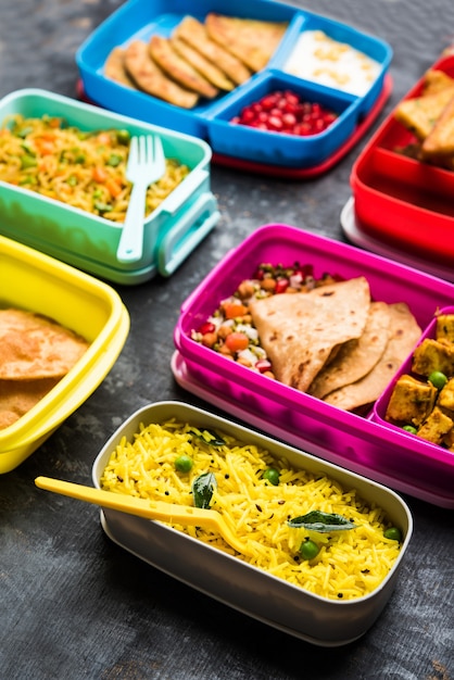 Grupo de lancheira ou tiffin para crianças indianas, mostrando variedade ou múltipla opção ou combinação de alimentos saudáveis para seus filhos em idade escolar