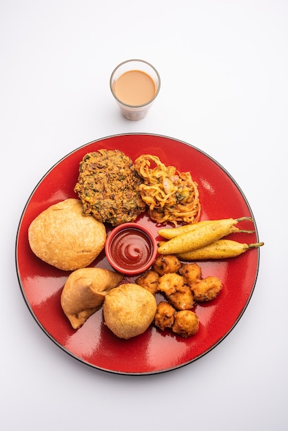 Grupo de lanches indianos na hora do chá samosa, kachori, aloo bonda, cebola pakora, moong vada, bolinho de pimenta etc.