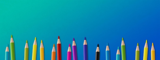 Grupo de lápis colorido isolado em fundo de banner panorâmico azul