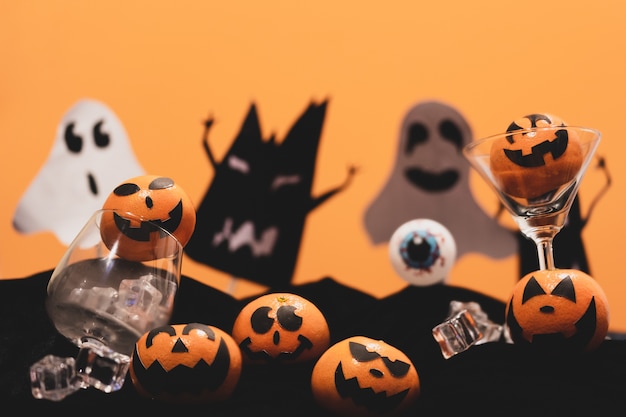 Foto grupo de laranjas enfrentam pintura com assustadores e olho bolas na festa de halloween